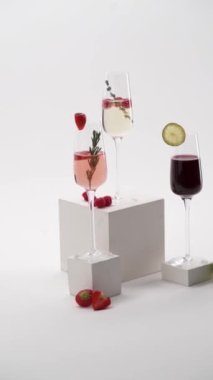 Yakın plan: 3 bardak köpüklü şampanya, çilek, salatalık, limon.