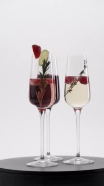 Yakın plan: 3 bardak köpüklü şampanya, çilek, salatalık, limon.