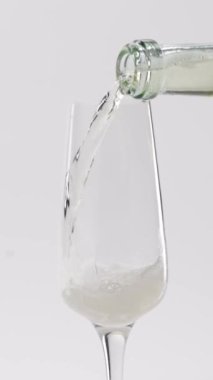 Bir bardağa doldurulan köpüklü şampanyaya yakın plan.