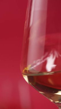 Yakın plan: kırmızı şarap bardağa dökülür.