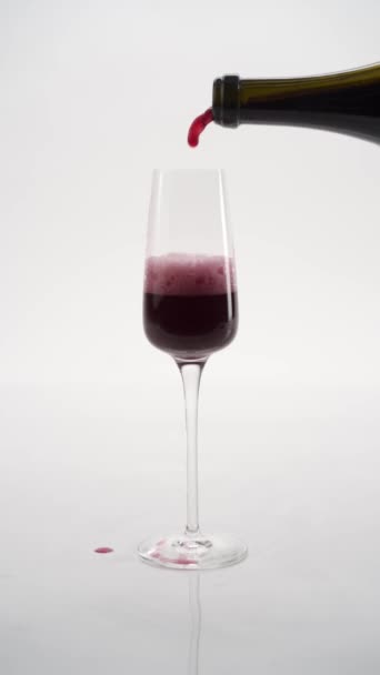 Primo Piano Dello Champagne Frizzante Versato Bicchiere Bollicine Bicchiere — Video Stock
