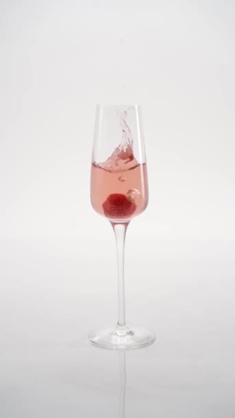 Närbild Mousserande Champagne Som Hälls Ett Glas Bubblor Ett Glas — Stockvideo