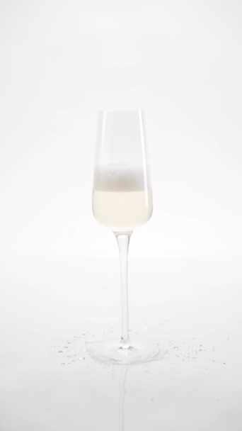 Primo Piano Dello Champagne Frizzante Versato Bicchiere Bollicine Bicchiere — Video Stock