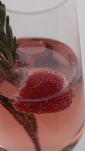 Närbild Kvist Rosmarin Ett Glas Bubblande Champagne Med Jordgubbar — Stockvideo