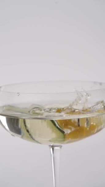 Close Lemon Fells Glass Bubbling Champagne Cucumber — Stok Video