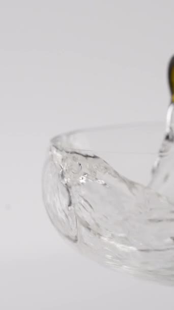 Close Van Champagne Die Een Glas Wordt Gegoten Belletjes Een — Stockvideo