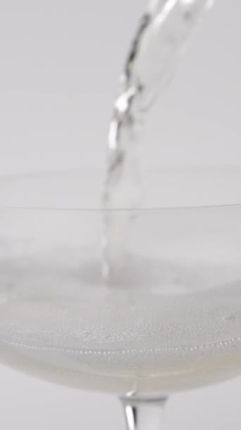 Gros Plan Champagne Mousseux Versé Dans Verre Bulles Dans Verre — Video