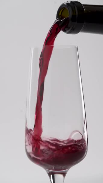 ガラスに注ぎ込まれるシャンパンのクローズアップ ガラスの泡 — ストック動画