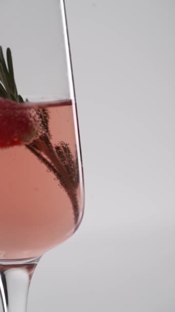 Nahaufnahme Ein Zweig Rosmarin Einem Glas Sprudelnden Champagners Mit Erdbeeren — Stockvideo