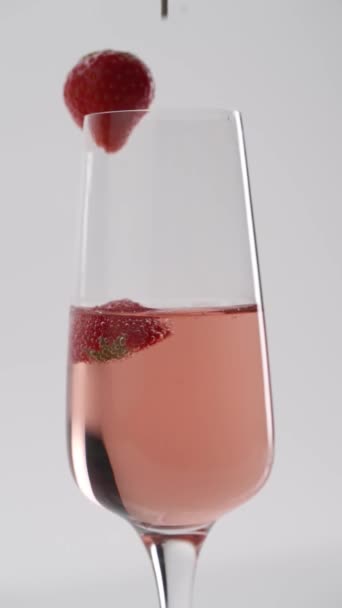Close Een Takje Rozemarijn Valt Een Glas Champagne Met Aardbeien — Stockvideo