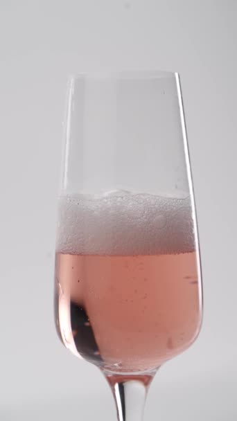 ガラスに注ぎ込まれるシャンパンのクローズアップ ガラスの泡 — ストック動画