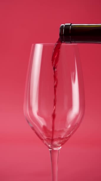 Primo Piano Vino Rosso Viene Versato Bicchiere — Video Stock