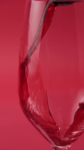 Close Vinho Tinto Derramado Copo — Vídeo de Stock