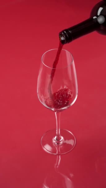 Close Vinho Tinto Derramado Copo — Vídeo de Stock