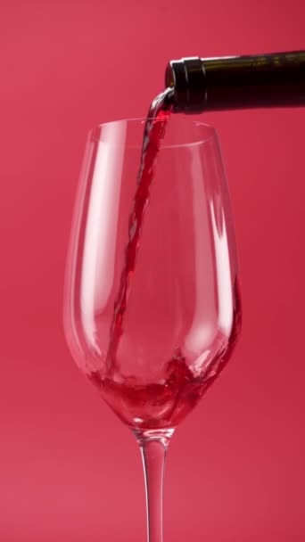 Nahaufnahme Rotwein Wird Ein Glas Gegossen — Stockvideo