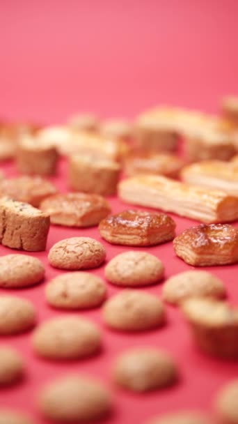 Motif Différents Biscuits Disposés Sur Fond Rouge — Video