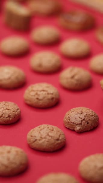 Ett Mönster Olika Cookies Som Läggs Röd Bakgrund — Stockvideo
