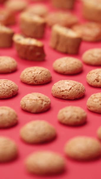 Ett Mönster Olika Cookies Som Läggs Röd Bakgrund — Stockvideo