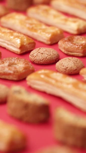 赤の背景に異なるクッキーのパターン — ストック動画