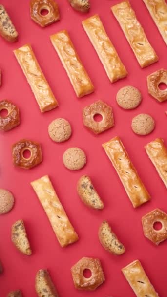 Een Patroon Van Verschillende Cookies Een Rode Achtergrond — Stockvideo