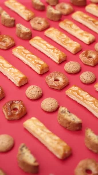 Ett Mönster Olika Cookies Som Läggs Röd Bakgrund — Stockvideo