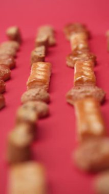 Kırmızı arka planda farklı kurabiyelerden oluşan bir desen.