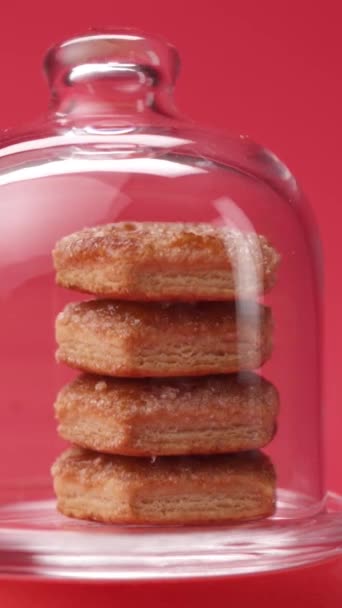 在玻璃罩中的摊位上旋转的油酥糕点饼干 — 图库视频影像