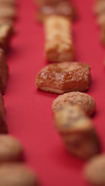赤の背景に異なるクッキーのパターン — ストック動画