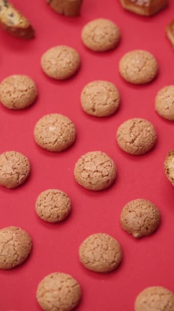 Ein Muster Aus Verschiedenen Keksen Auf Rotem Hintergrund — Stockvideo