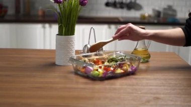 Mutfakta fırından sonra pişirilen sebzeler.