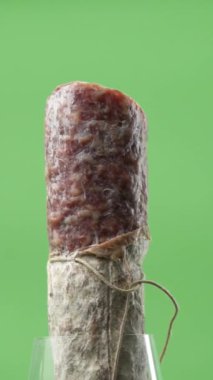 Yakın plan: lezzetli salam tezgahta 360 derece döner