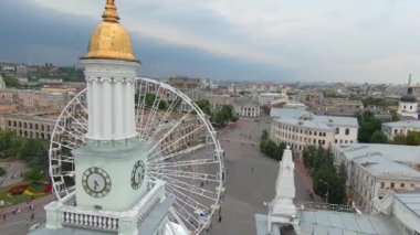 Yazın Kyiv 'in panoraması. yüksek binalar