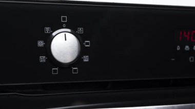 Kız fırındaki modu ve sıcaklığı ayarlar.