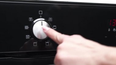 Kız fırındaki modu ve sıcaklığı ayarlar.