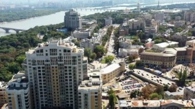 Yazın Kyiv 'in panoraması. yüksek binalar