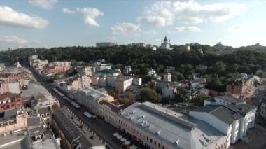 Yazın Kyiv 'in panoraması. yüksek binalar