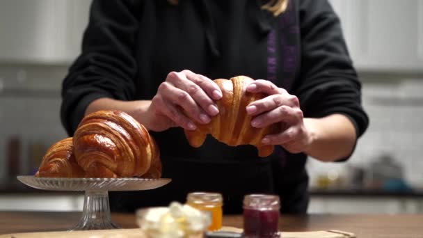 Croissant Con Mantequilla Mermelada — Vídeo de stock