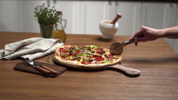 Pizzayı Parçalar Halinde Kesmek — Stok video