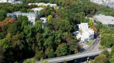 Yazın Kyiv 'in panoraması. yüksek binalar