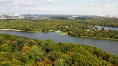 Yazın Kyiv 'in panoraması. yüksek binalar