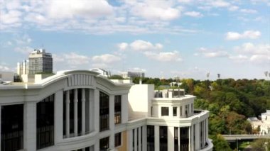 Yazın Kyiv 'in panoraması. yüksek binalar