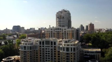 Yazın Kyiv 'in panoraması. yüksek binalar