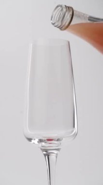 Yakın plan: Alkollü içki bardağa dökülüyor.