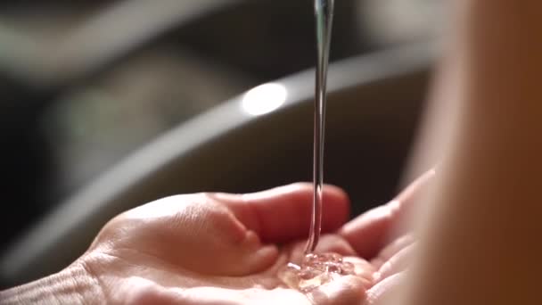 洗发水倒在手上 清澈液体 — 图库视频影像