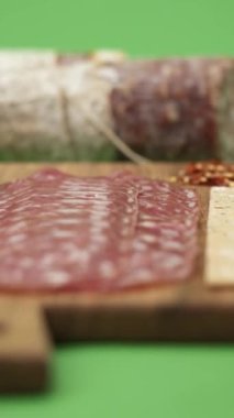 Yakın plan: Sosis, salam, jambon, vişneli domates, dilimlenmiş sosis.