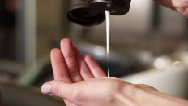 Шампунь Наливают Руку Прозрачная Жидкость — стоковое видео