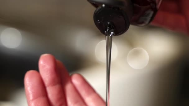 シャンプーを手に入れる 透明な液体 — ストック動画