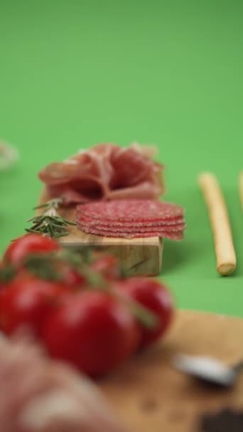 Primo Piano Salumi Salumi Prosciutto Marmellata Pomodorini Salsiccia Affettata — Video Stock