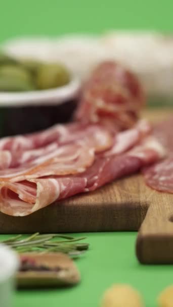 Close Frios Salame Prosciutto Jamon Tomate Cereja Salsicha Fatiada — Vídeo de Stock