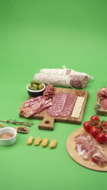 Detailní Záběr Uzeniny Salám Prosciutto Jamon Cherry Rajčata Nakrájená Klobása — Stock video